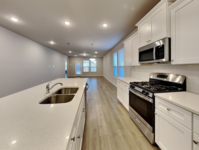 Building Photo - 162 Camelia St