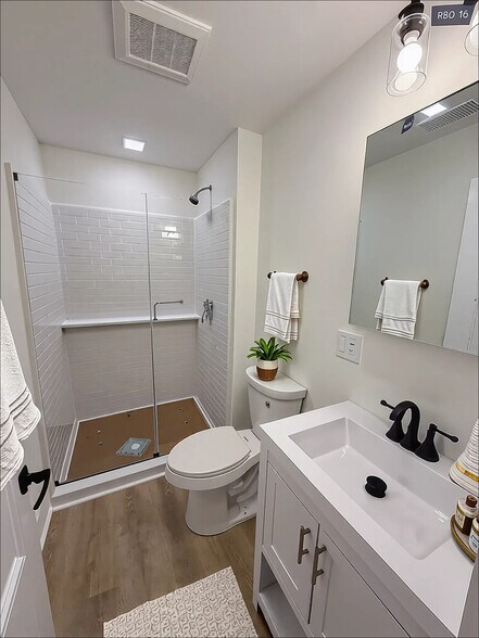 Building Photo - 885 E Broadway