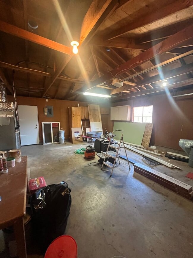 Building Photo - 3-Bedroom 2-Bathroom home in Eugene. Full Remodel!