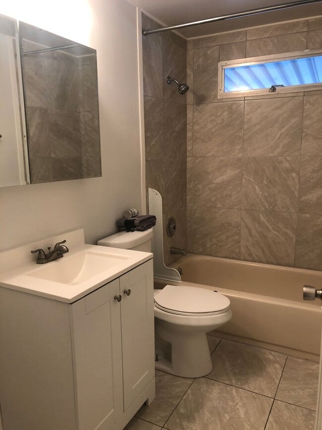 Building Photo - 2 Bedroom home with detached Office/Room.