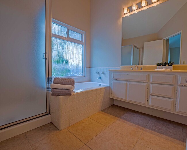 Building Photo - Charming Home for Now Leasing in Thousand Oaks!