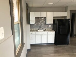 Building Photo - McKees Rocks / Sheraden / Windgap - 1 BR, 2nd floor Apartment - Section 8 Welcome!