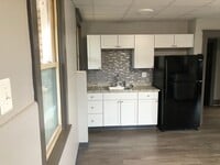 Building Photo - McKees Rocks / Sheraden / Windgap - 1 BR, 2nd floor Apartment - Section 8 Welcome!