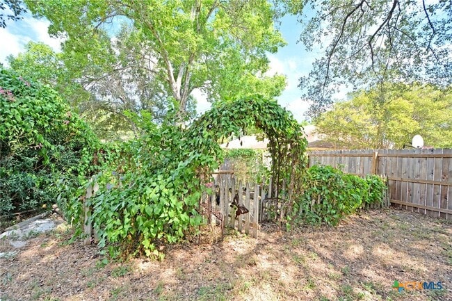 Building Photo - 1215 Clearwater Dr