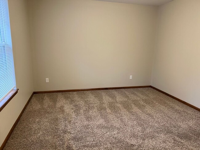 Building Photo - 2 Bed Single Level Duplex in Grain Valley