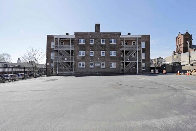 Building Photo - 191 Elm St