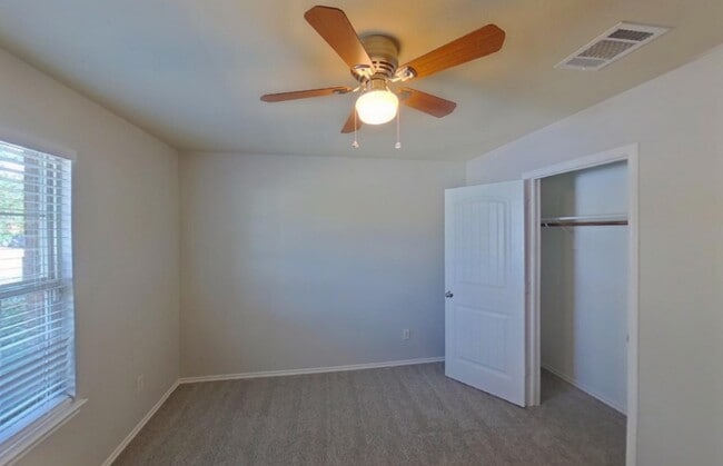 Building Photo - Move in ready