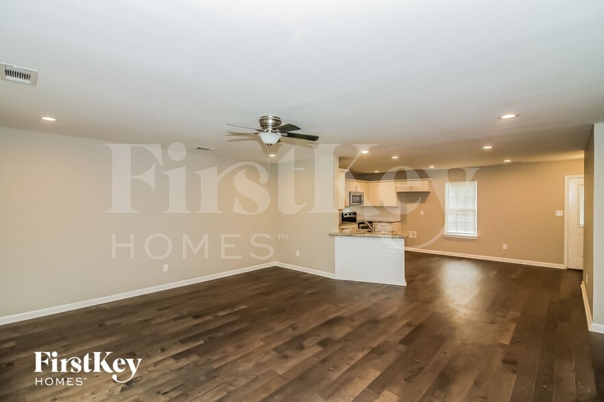Building Photo - 6301 Green Grove Dr