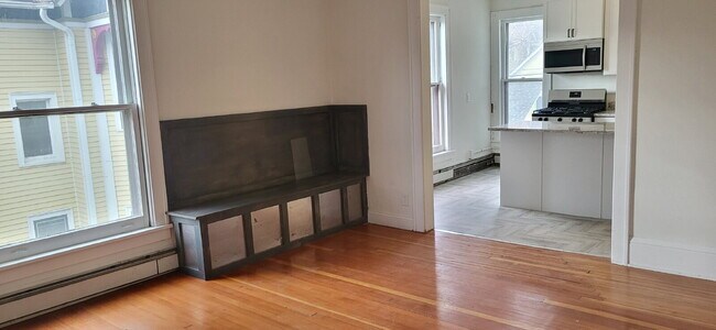 Building Photo - "Charming 2-Bed, 2-Bath Gem with Hardwood Floors in Vibrant Minneapolis!"