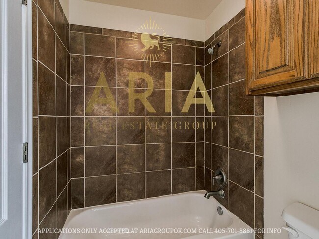 Building Photo - *611-613 Welston Cr.