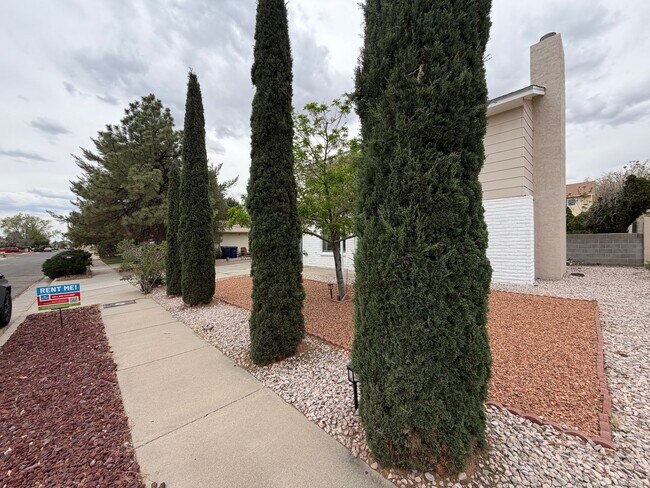 Building Photo - 3 Bedroom Updated Home Available Near Montano Rd NW & Unser Blvd NW!