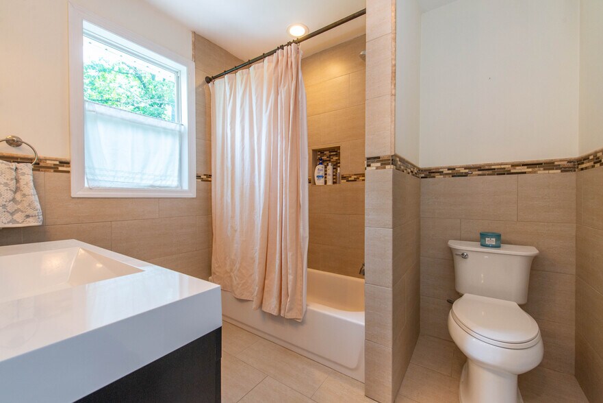 Building Photo - 247 Airmount Ave