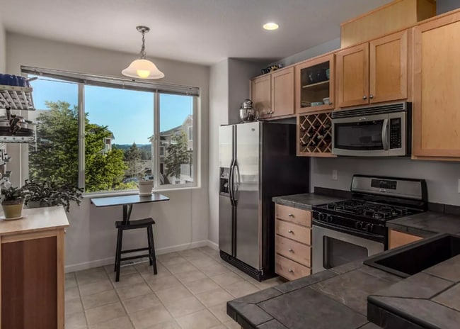 Building Photo - Gorgeous Murrayhill Town Home in a communi...