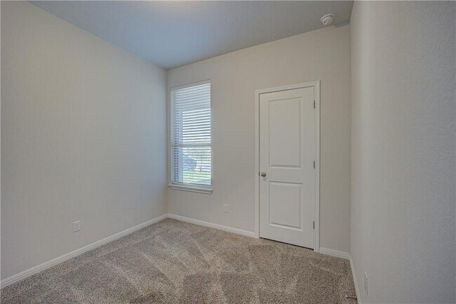 Building Photo - 128 Serpens St