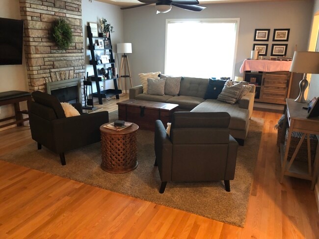 Building Photo - 102 W Canyon View Dr