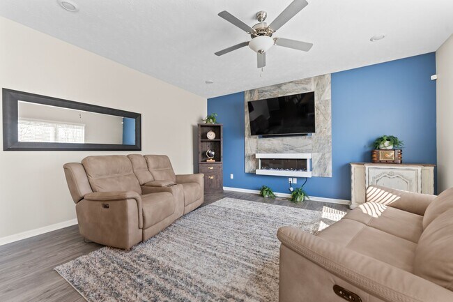 Building Photo - 8609 Warbler Br Wy
