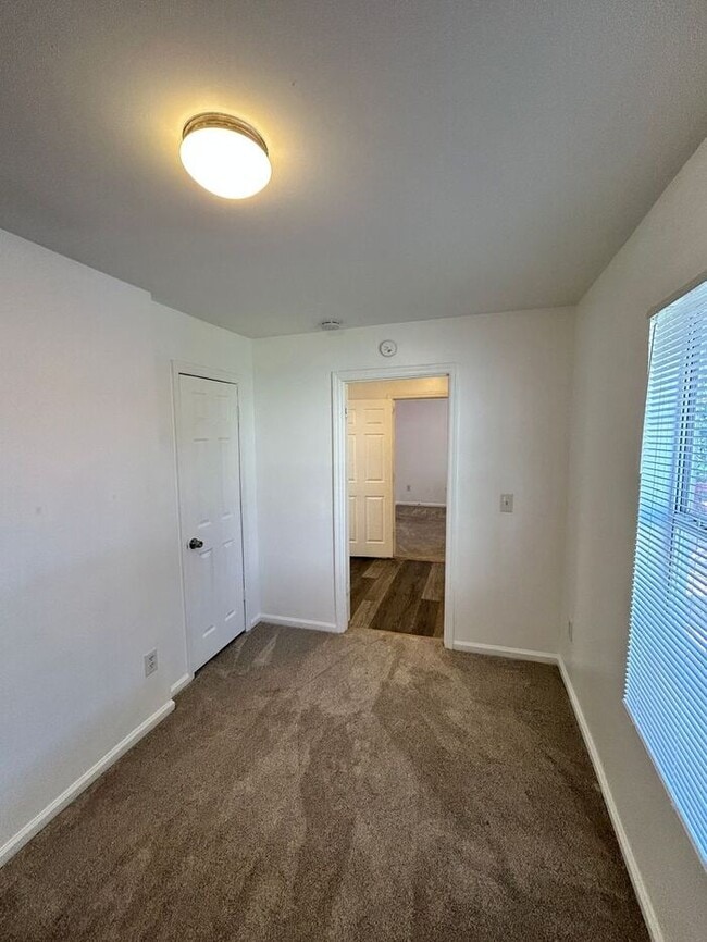 Building Photo - Spacious 4-Bedroom Duplex with Modern Amen...