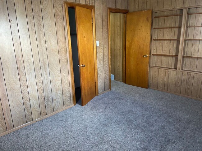 Building Photo - MOVE IN SPECIAL! 3 Bedroom Home with Huge Detached Garage!