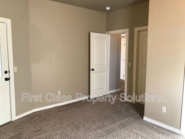 Building Photo - 1721 Sharon Dr