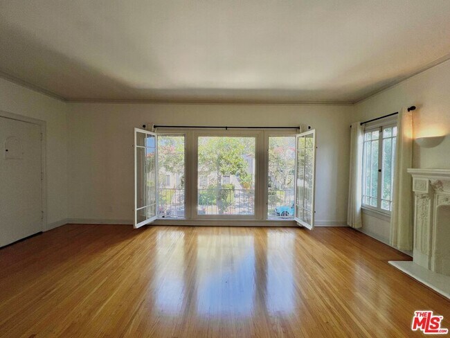 Building Photo - 145 N Sycamore Ave