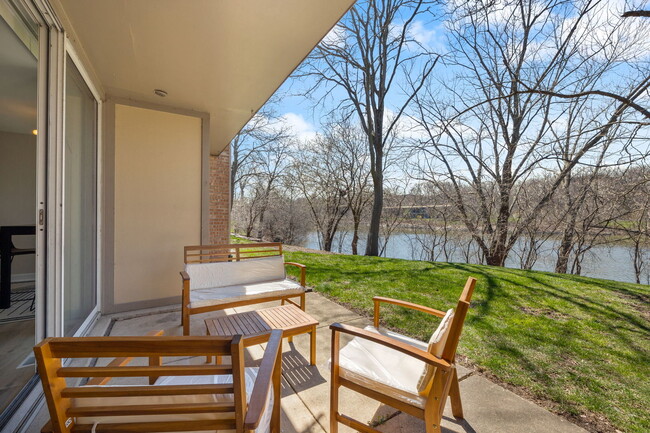 Building Photo - 6000 E Lake Dr