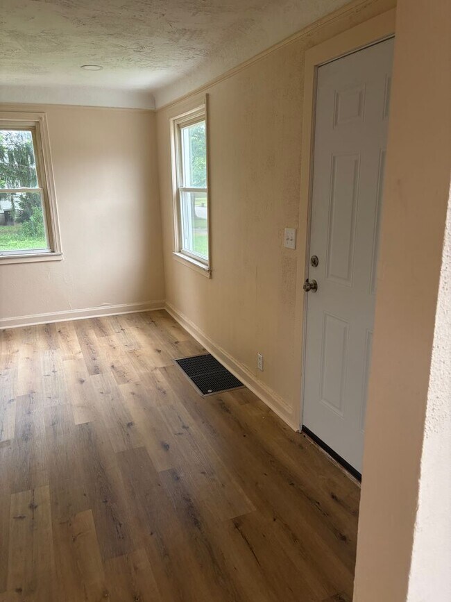 Building Photo - 2 possibly 3 bedroom bungalow with basement, newly remodeled