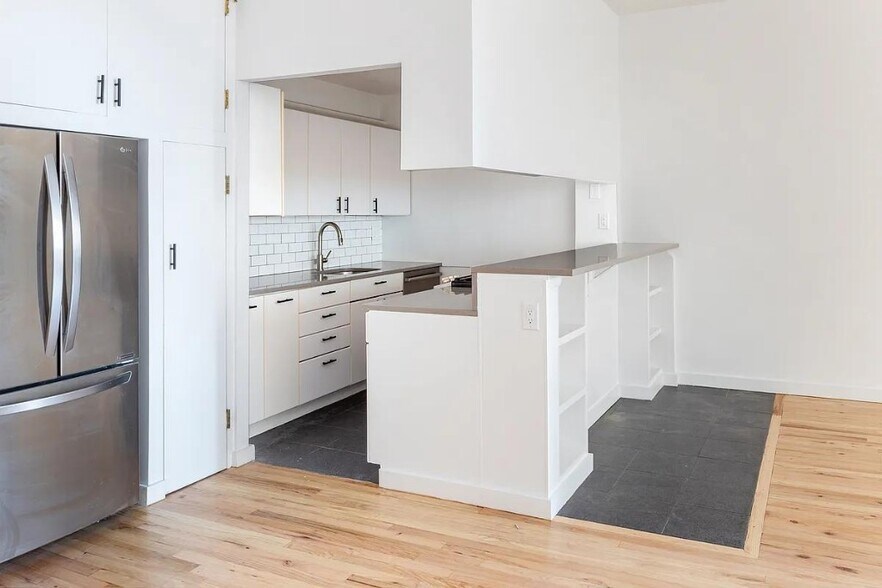 Building Photo - 176 Broadway