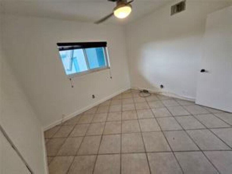 Building Photo - 733 NW 30th Ct