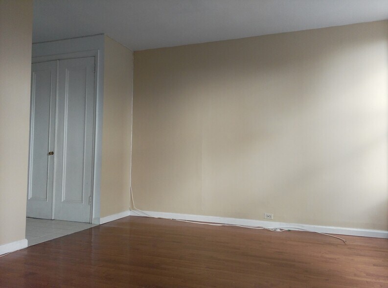 Building Photo - 310 Riverside Dr