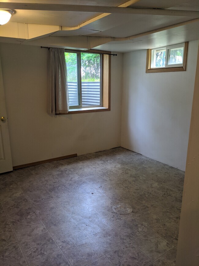 Building Photo - 414 S 12th Ave