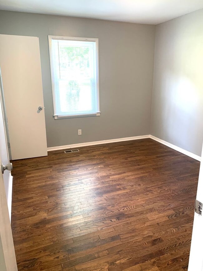 Building Photo - Country feel close to the city?   you got it!   3 Bedroom 1 Bath for $1750