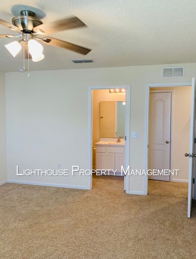 Building Photo - Modern Townhome in Baymeadows! Built in 2021!