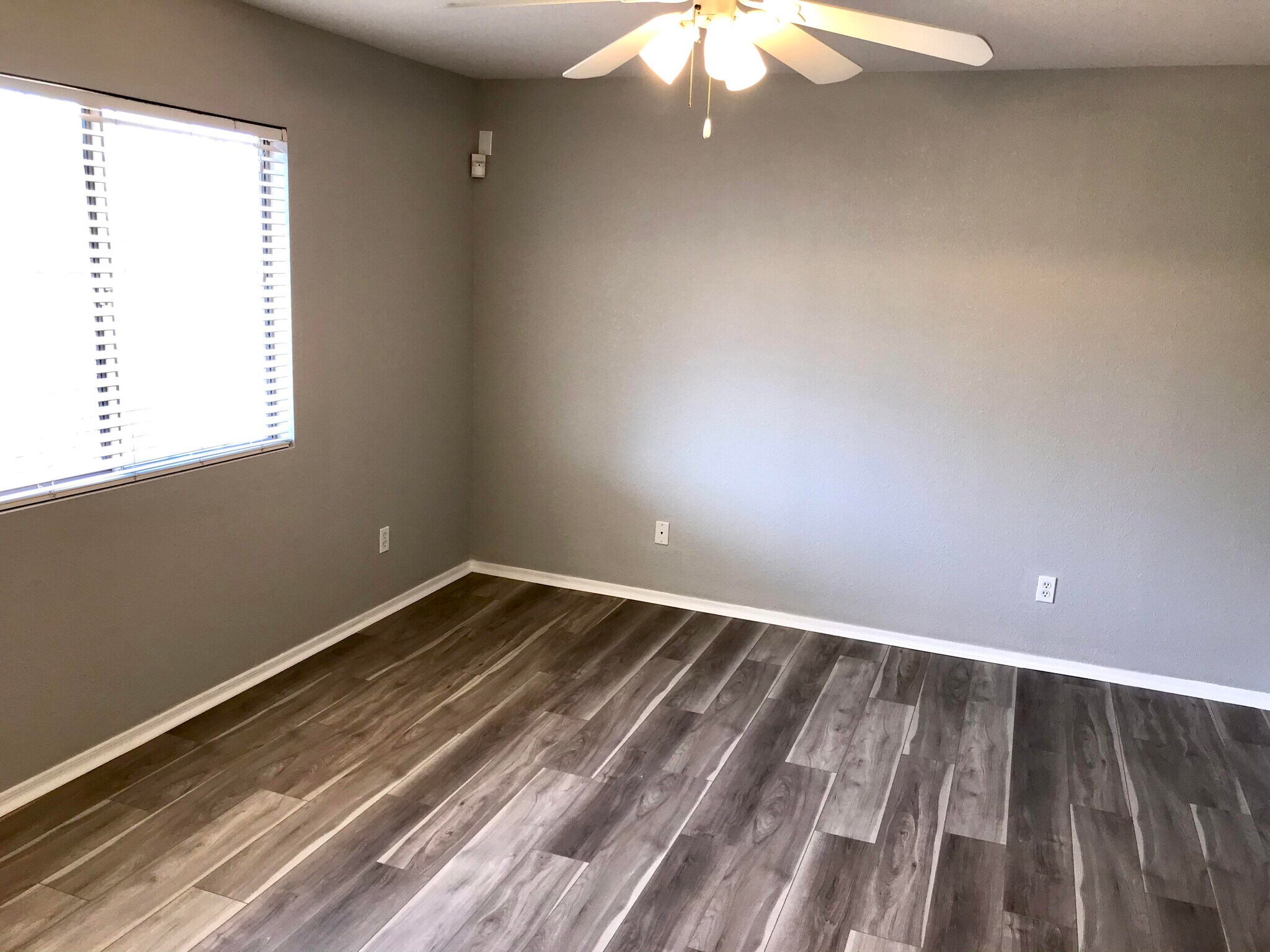 Building Photo - 1323 W Desert Cloud Pl