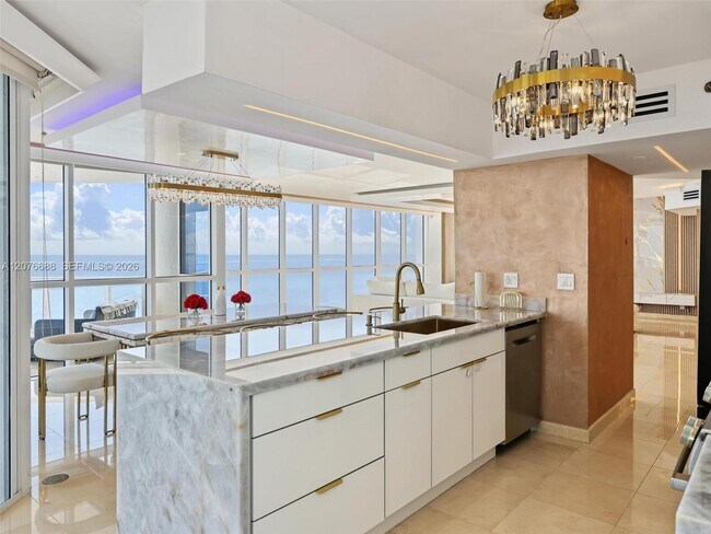 Building Photo - 16425 Collins Ave