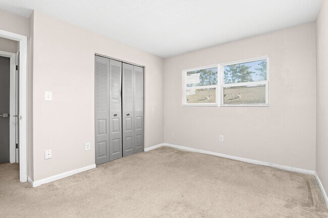 Building Photo - 2 Bed 1.5 Bath Condo
