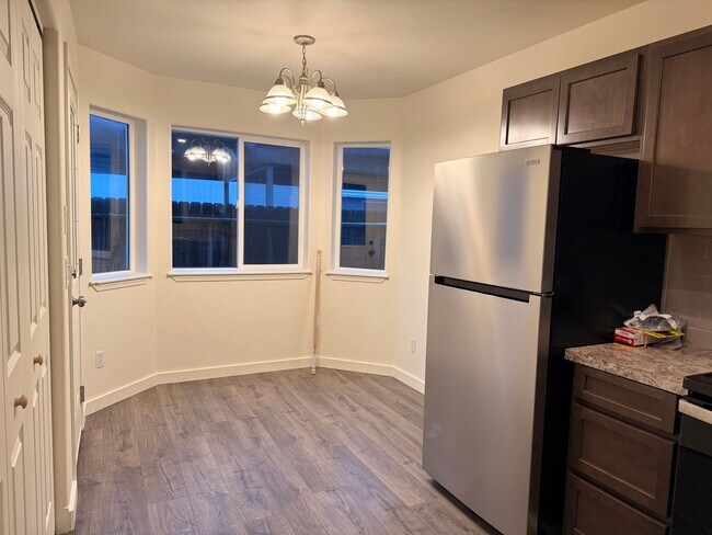 Building Photo - 2631-2631 Howard St