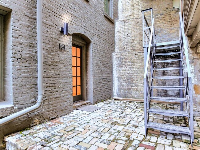 Building Photo - 702 San Antonio St
