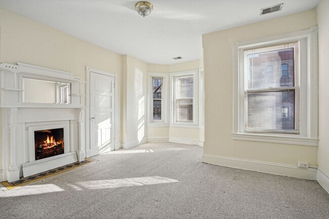 Building Photo - Available Now! 3 bedroom, 1.5 bathrooms hi...