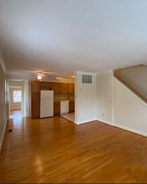 Primary Photo - 631 N Nelson St