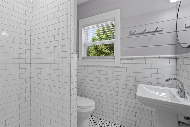 Building Photo - 2609 S 5th St