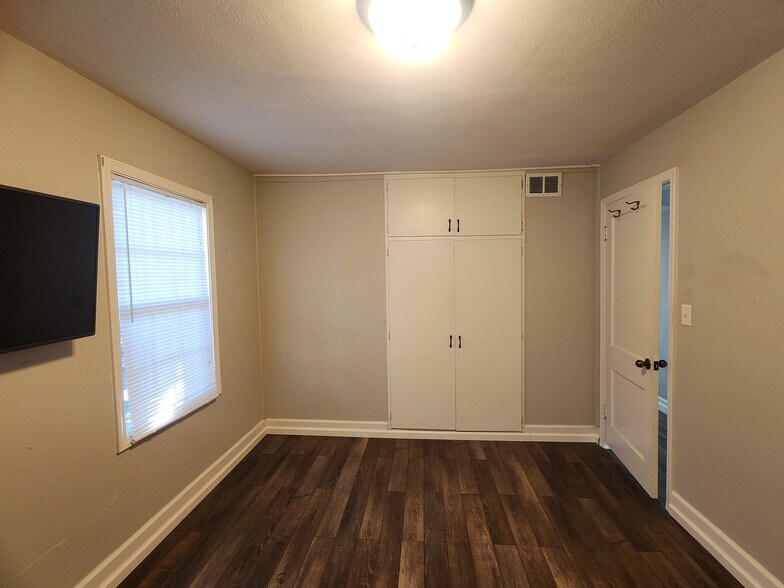 Building Photo - 5215 N Glen Elm Dr
