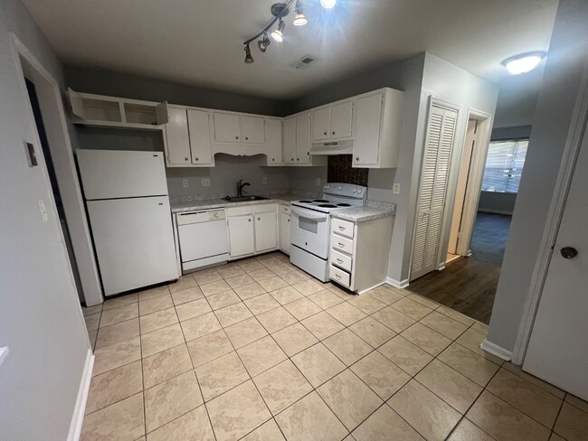Building Photo - 111 Timber Ln