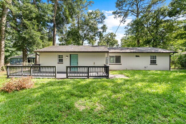 Building Photo - Gardener's Paradise! 3BR Home on Oversized Lot with Shed & Greenhouse
