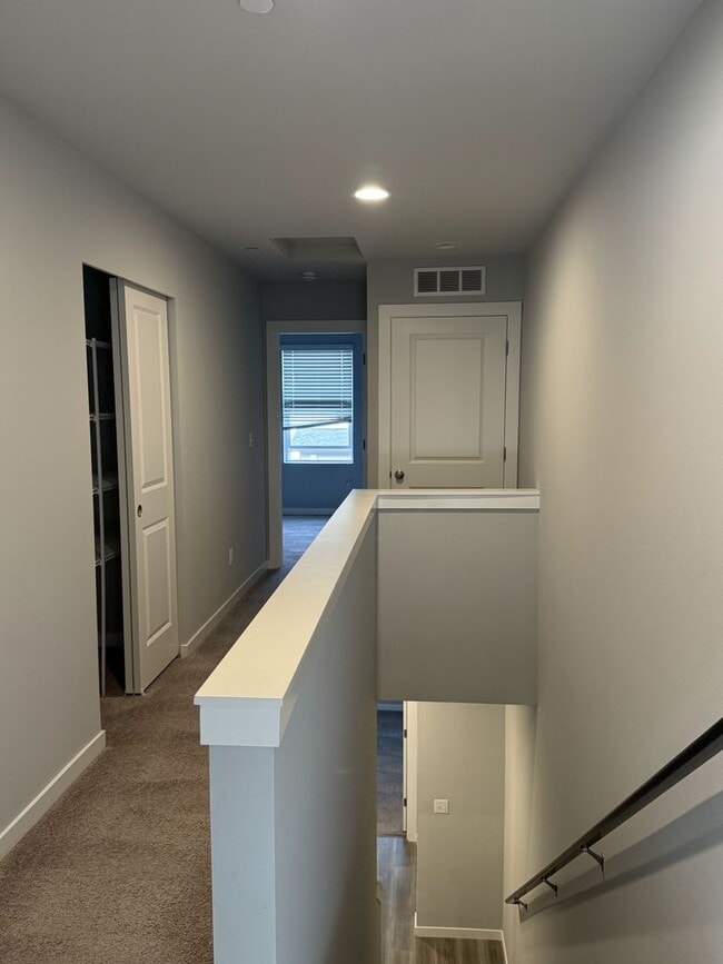 Building Photo - Modern Lynnwood 3BD/3BTH Townhome for Lease! Small Pet Friendly!