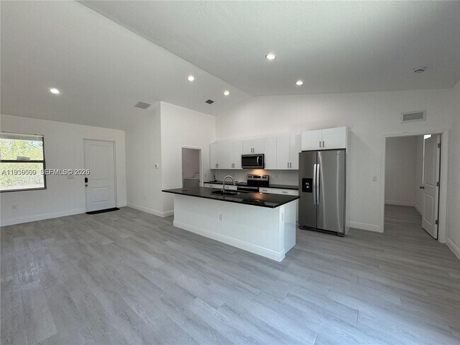 Building Photo - 6018 Acorn Cir