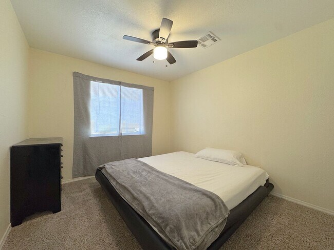 Building Photo - East El Paso 4 bed Refrig A/C close to Park!