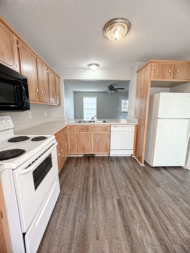 Building Photo - 205 Tree Line Dr
