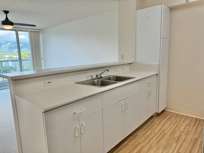 Building Photo - 1450 Young St