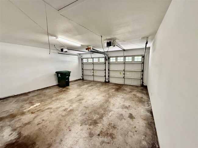 Building Photo - 1631 Shadow Bend Dr