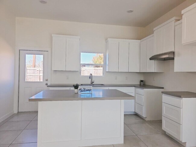 Building Photo - 5006 Cherimoya Ln